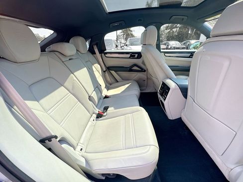 Used 2023 Porsche Cayenne Platinum Edition image 29