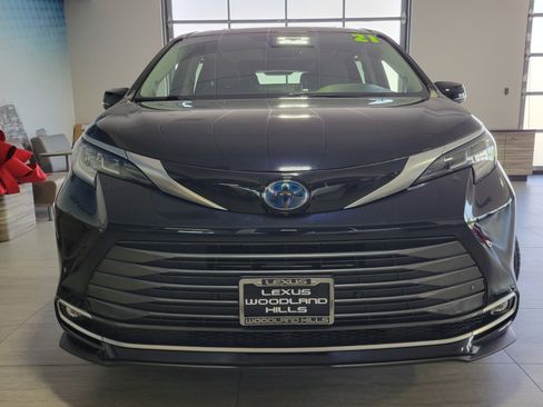 Used 2021 Toyota Sienna Limited FWD image 7