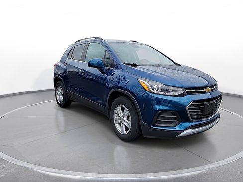 Used 2019 Chevrolet Trax LT w/ LT Convenience Package image 2