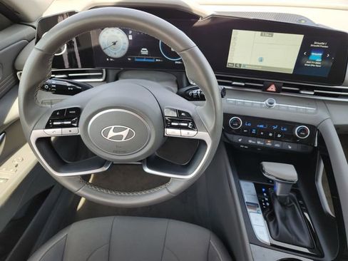 Used 2025 Hyundai Elantra SEL FWD image 35