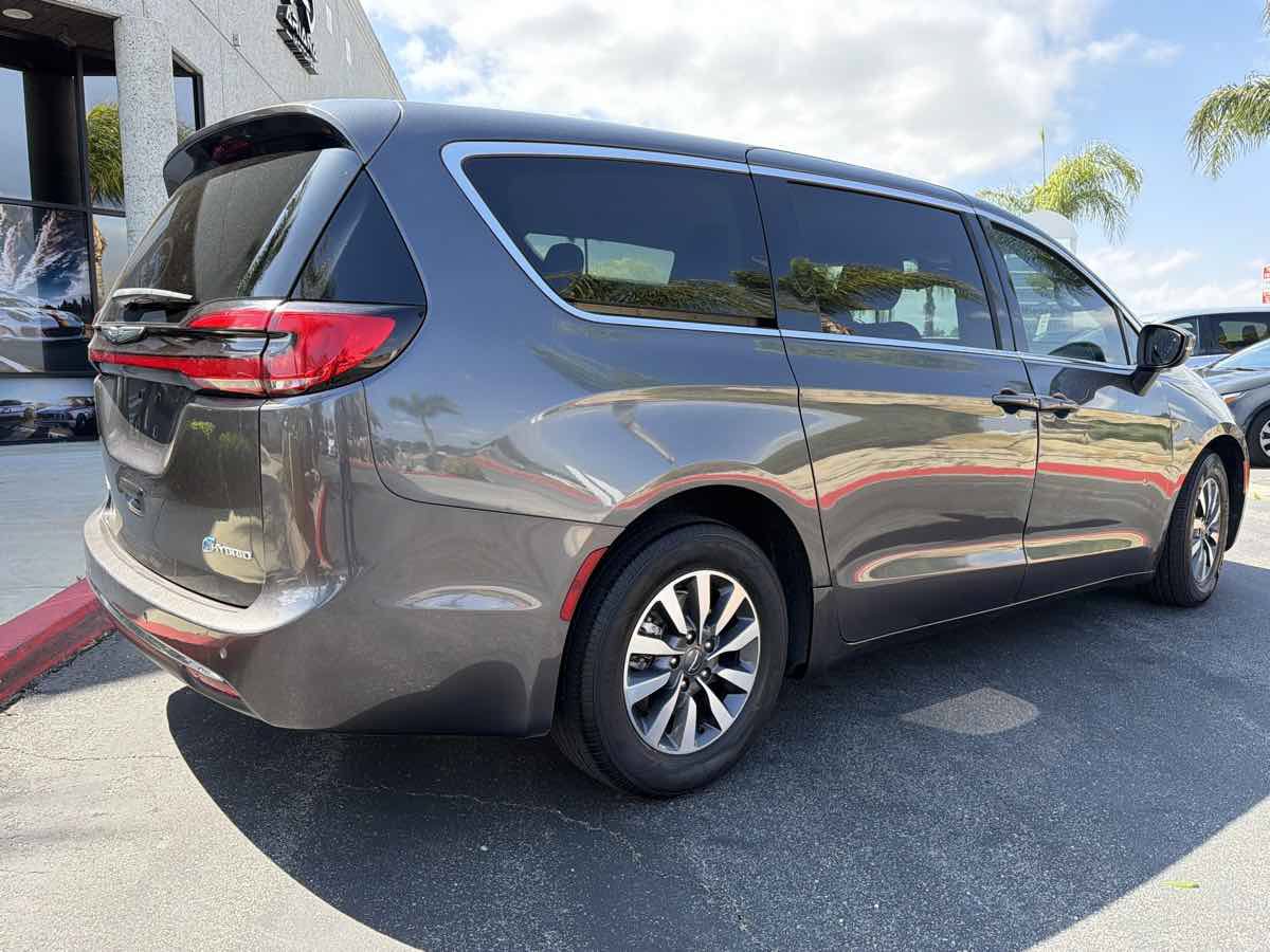 Used 2023 Chrysler Pacifica Touring-L FWD image 4