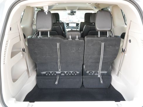 Used 2023 Chrysler Pacifica Touring-L FWD image 11