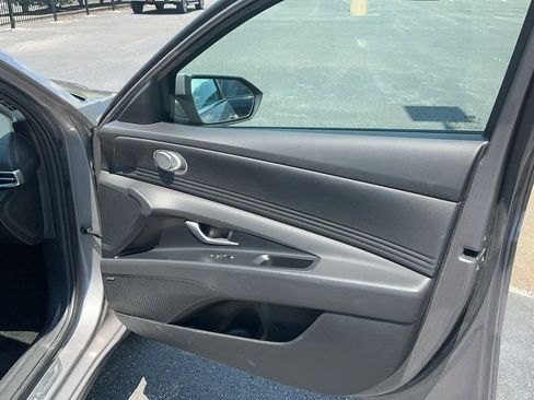 Certified 2025 Hyundai Elantra Limited FWD image 29