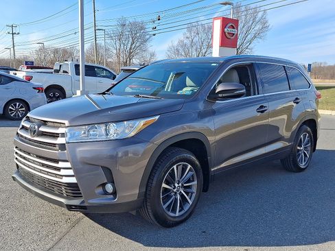 Used 2019 Toyota Highlander XLE image 3