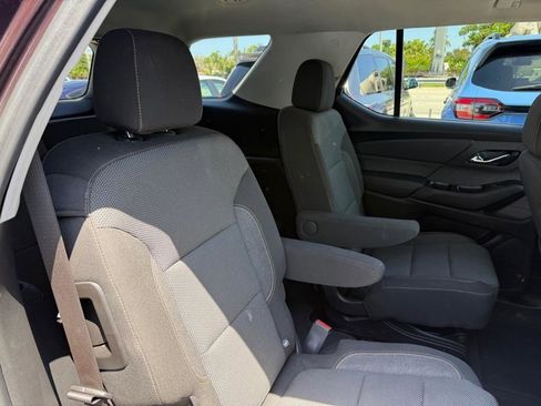 Used 2021 Chevrolet Traverse LT image 38