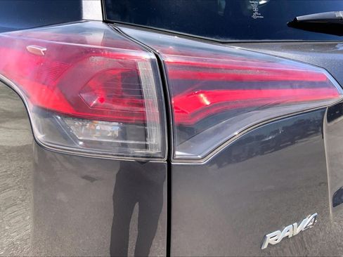 Used 2018 Toyota RAV4 LE FWD image 28