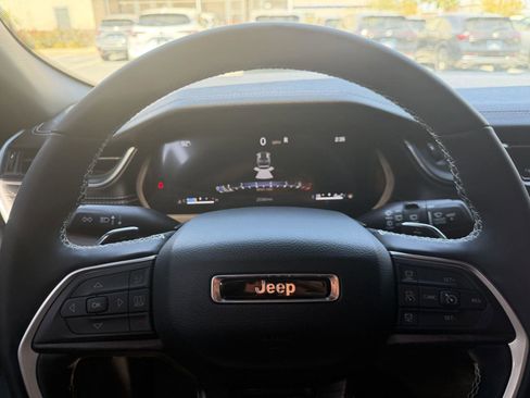 Used 2025 Jeep Grand Cherokee Limited w/ Black Appearance Package RWD image 15