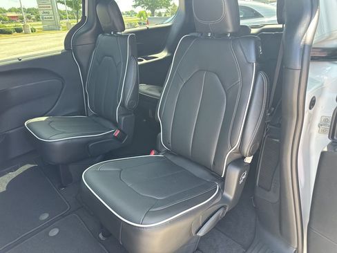 New 2025 Chrysler Pacifica Limited w/ Uconnect Theater Family Group image 43