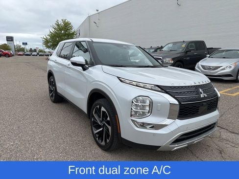 Used 2023 Mitsubishi Outlander SE AWD/4WD image 3