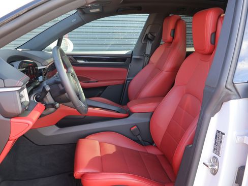 Certified 2025 Porsche Macan 4 Electric AWD/4WD image 5
