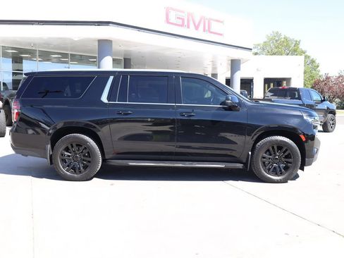 Used 2024 Chevrolet Suburban LT w/ Luxury Package AWD/4WD image 7