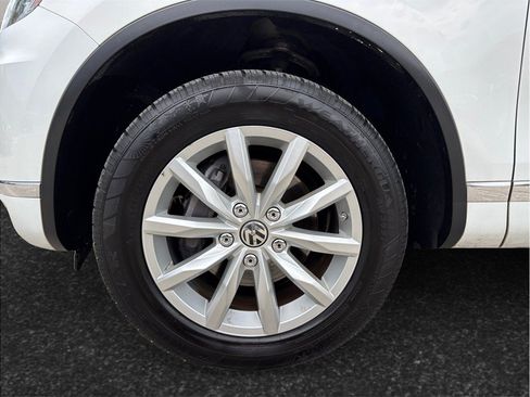 Used 2017 Volkswagen Touareg Sport AWD/4WD image 13