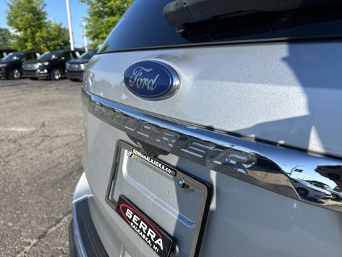 Used 2018 Ford Explorer XLT w/ Equipment Group 202A AWD/4WD image 25