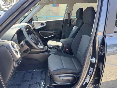 Used 2025 Kia Soul LX w/ LX Technology Package FWD image 24