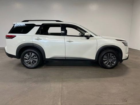 Used 2024 Nissan Pathfinder SV FWD image 2