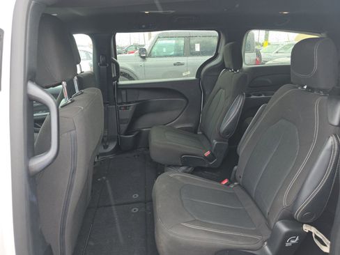Used 2023 Chrysler Pacifica Touring FWD image 14