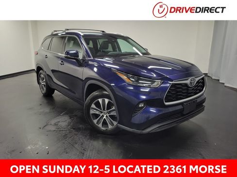 Used 2022 Toyota Highlander XLE AWD/4WD image 1