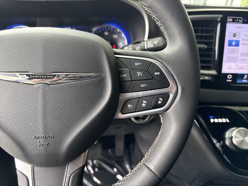 Used 2025 Chrysler Pacifica Select FWD image 19