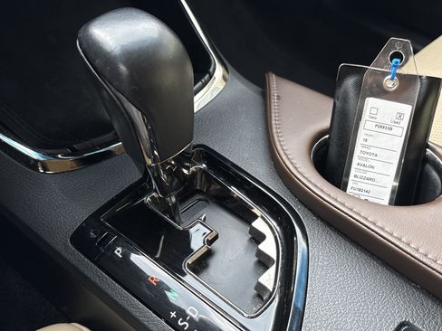 Used 2015 Toyota Avalon Limited FWD image 26
