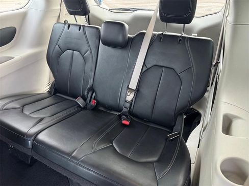 Used 2024 Chrysler Pacifica Touring-L image 10
