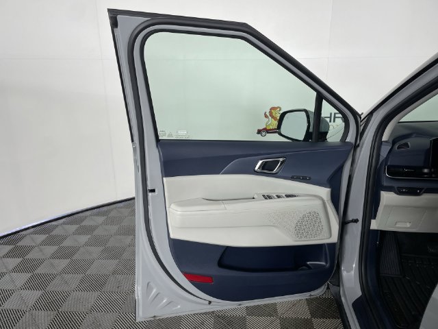 Used 2025 Kia Carnival EX FWD image 35
