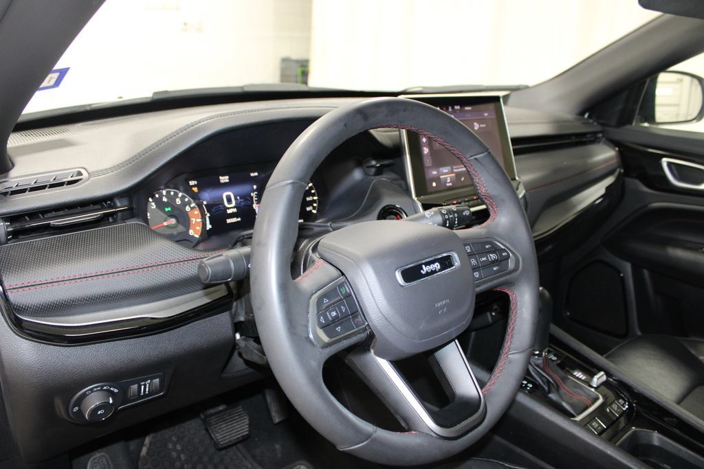 Used 2025 Jeep Compass Trailhawk AWD/4WD image 19