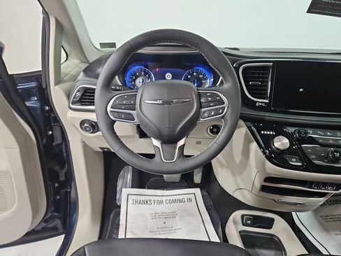 Used 2023 Chrysler Pacifica Touring-L AWD/4WD image 14