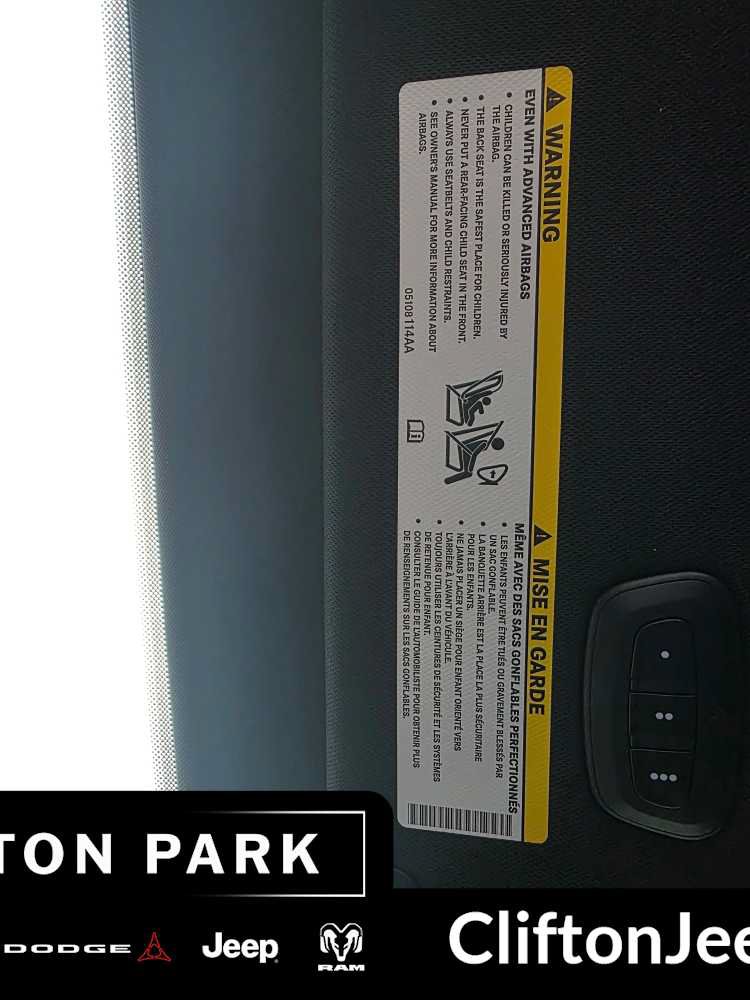 Certified 2025 Chrysler Pacifica Select FWD image 25