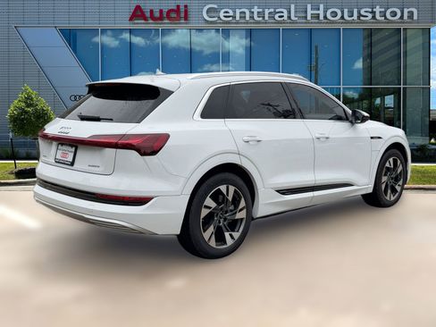 Used 2022 Audi e-tron Premium w/ Interior Protection Package image 9