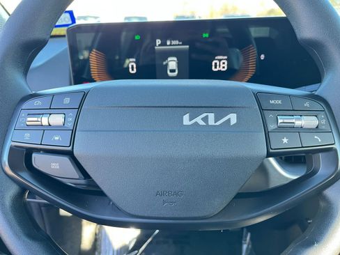 Used 2025 Kia K4 LXS image 27