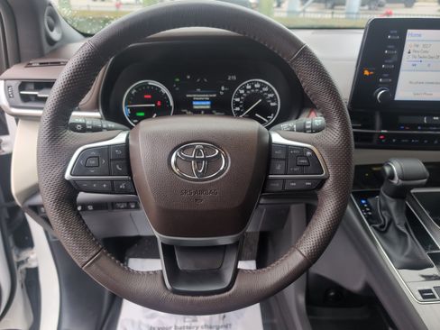 Certified 2024 Toyota Sienna Platinum image 18