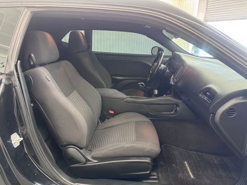 Used 2016 Dodge Challenger SXT image 10
