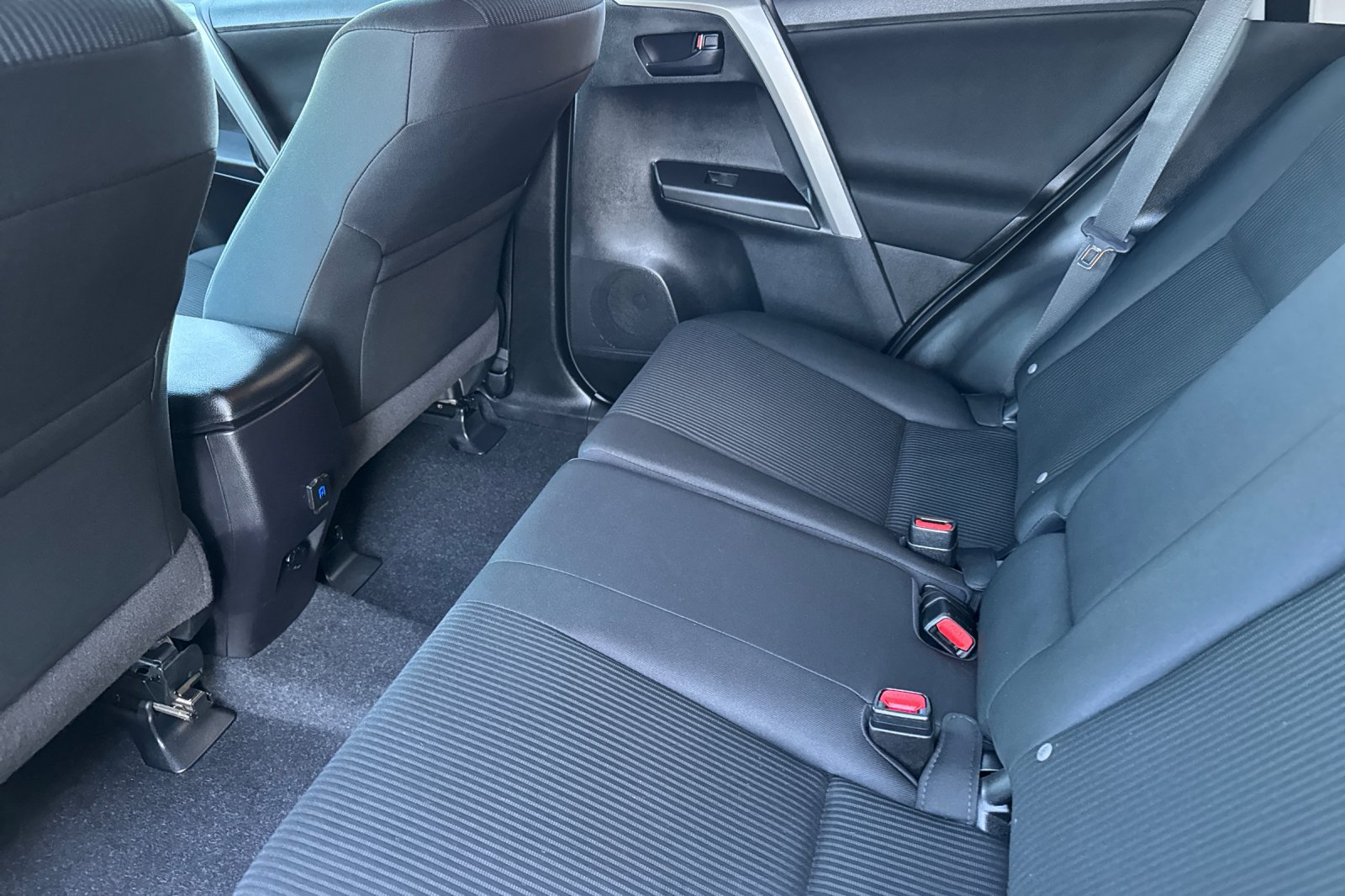 Used 2018 Toyota RAV4 LE FWD image 13