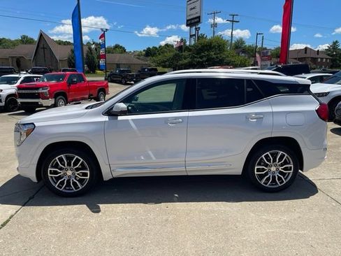 Used 2024 GMC Terrain Denali w/ Denali Premium Package AWD/4WD image 9