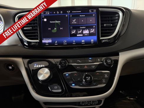 Used 2023 Chrysler Pacifica Touring-L FWD image 40