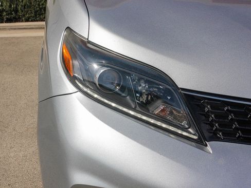 Used 2020 Toyota Sienna SE w/ Carpet Mat Package image 4