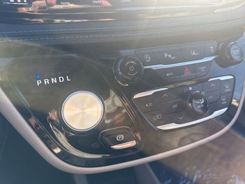 Used 2021 Chrysler Pacifica Touring-L image 21