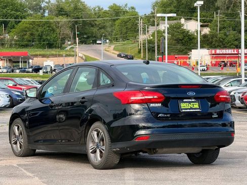 Used 2017 Ford Focus SE FWD image 2
