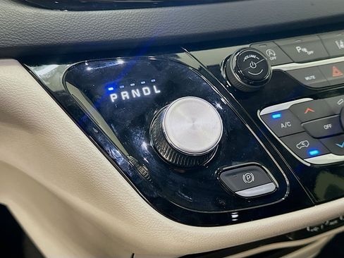 Used 2024 Chrysler Pacifica Touring-L FWD image 24
