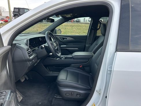 Used 2025 Chevrolet Traverse LT image 6