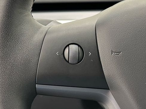 Used 2022 Tesla Model Y Long Range image 24