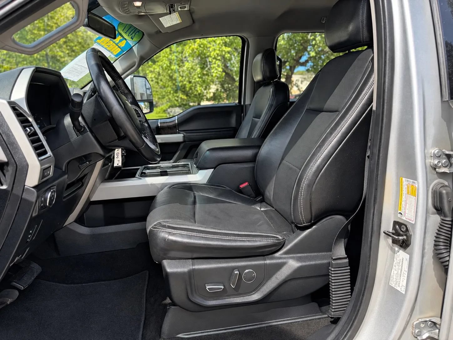 Used 2017 Ford F250 Lariat w/ Lariat Value Package AWD/4WD image 9
