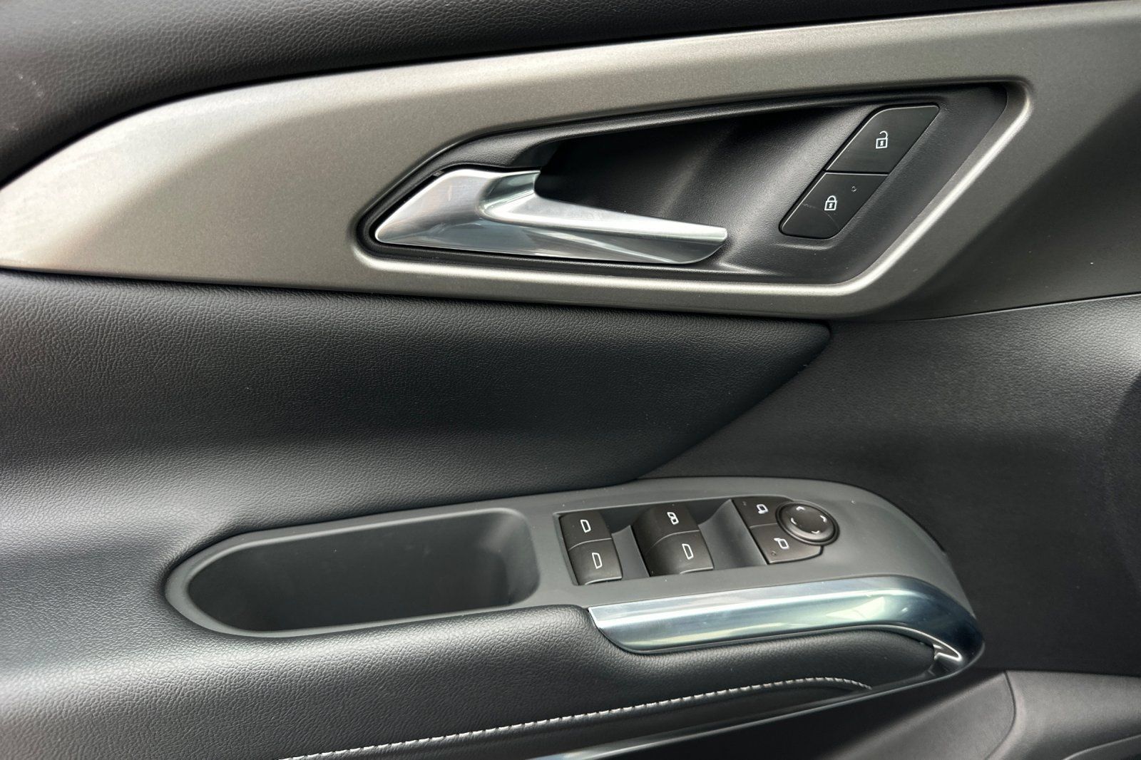 New 2026 Chevrolet Traverse LT w/ LPO, Floor Liner Package FWD image 11