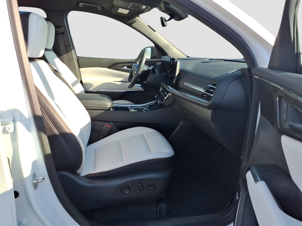 Used 2025 Chevrolet Traverse High Country w/ LPO, Floor Liner Package AWD/4WD image 10