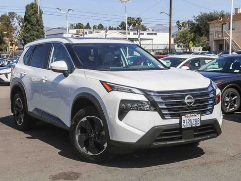 Used 2025 Nissan Rogue SV w/ SV Premium Package image 2