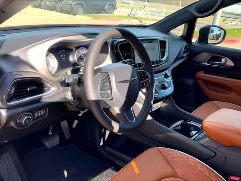 Used 2026 Chrysler Pacifica Pinnacle FWD image 8