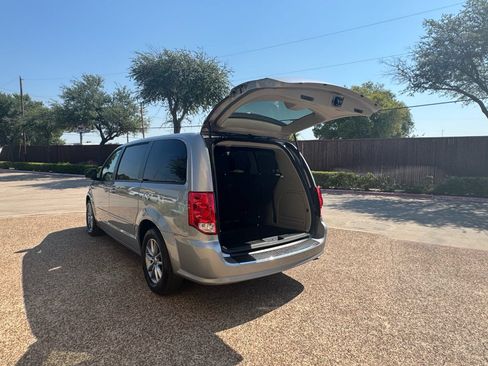Used 2016 Dodge Grand Caravan SE FWD image 15