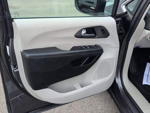 Used 2023 Chrysler Pacifica Touring-L FWD image 16