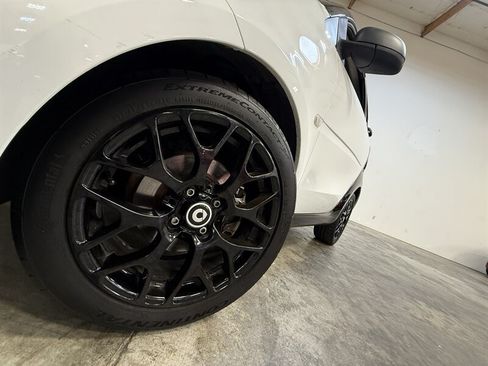 Used 2017 smart fortwo pure RWD image 17