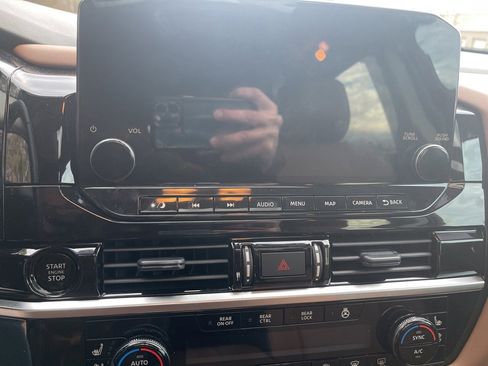 Used 2025 Nissan Pathfinder Platinum image 11